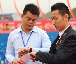 公司李總與華歲相關負責人校準演唱會開場時間